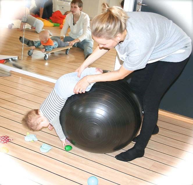 Små børn skal hoppe, lege og tumle så meget som muligt