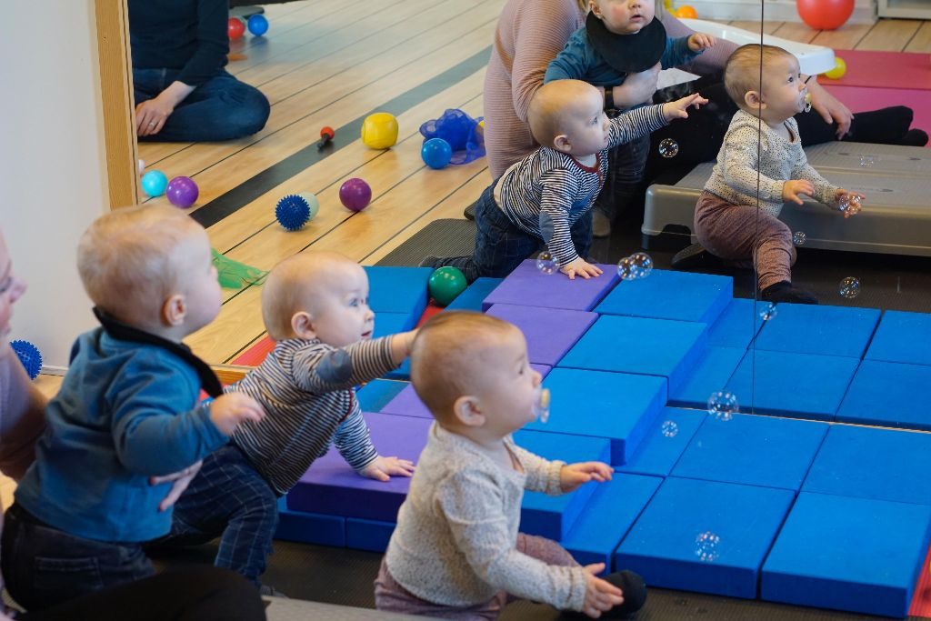 Kravle-tumlehold for kravlebabyer og deres mor/far